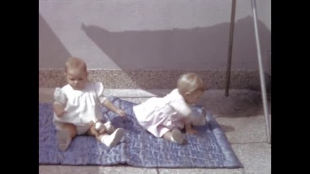 Paryż Francja Czerwiec 1958 Dwie Bliźniaczki Pozujące Portretu Domu Latach — Wideo stockowe