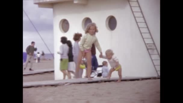 1958年6月 法国巴黎 20世纪50年代幼儿玩海滩玩具和享受海滨生活的镜头 — 图库视频影像
