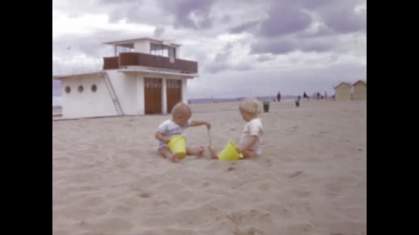 1958年6月 法国巴黎 重新唤起人们对20世纪50年代孩子们在沙滩上建造沙堡和在阳光下玩耍的记忆 — 图库视频影像