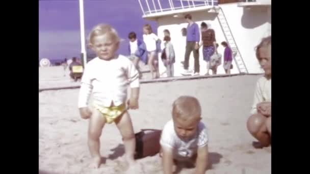 1958年6月 法国巴黎 20世纪50年代幼儿玩海滩玩具和享受海滨生活的镜头 — 图库视频影像