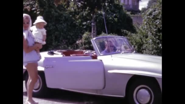 프랑스의 1958 June 1958 1950 메르세데스 190 자동차를 즐기는 모습이 — 비디오