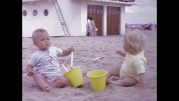 Paris France Juin 1958 Revivez Vieux Souvenirs Familiaux Enfants Construisant — Video
