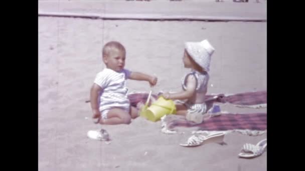 Parijs Frankrijk Juni 1958 Beelden Van Jonge Kinderen Die Met — Stockvideo