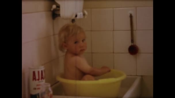 1958年6月 法国巴黎 20世纪50年代在一个老式金属浴缸里拍摄的婴儿洗澡时间仪式的影片中所记录的可敬的家庭回忆 — 图库视频影像