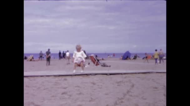 프랑스의 1958 1950 해변에서 장난감을 가지고 어린이들의 걸음걸이 — 비디오