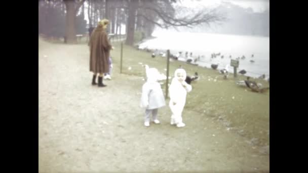 Paris Frankrike Juni 1958 Vintage Hem Film Barn Som Har — Stockvideo
