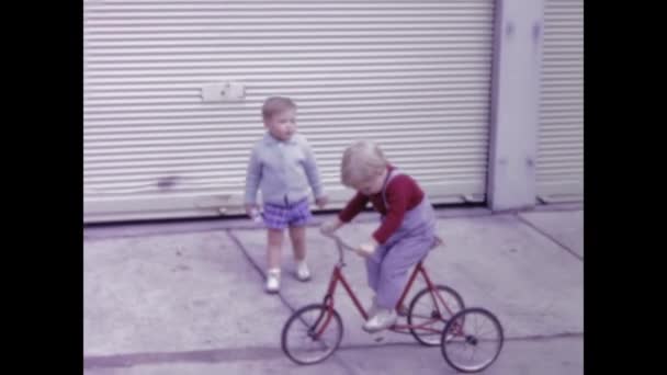 París Francia Junio 1958 Imágenes Vintage Niños Divirtiéndose Con Triciclos — Vídeo de stock
