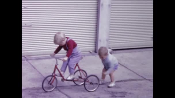 París Francia Junio 1958 Imágenes Vintage Niños Divirtiéndose Con Triciclos — Vídeo de stock