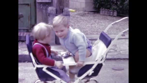 프랑스의 1958 1950 유모차를 향수에 아이들의 모습으로 과거를 살린다 — 비디오