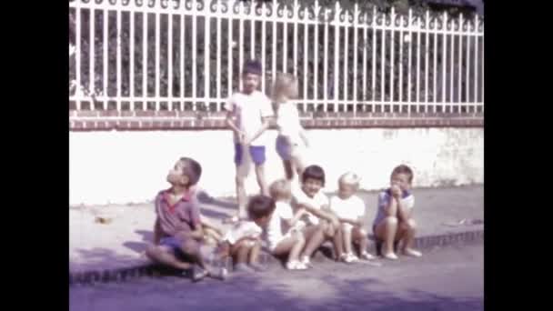 Paris France Ιούνιος 1958 Vintage Πλάνα Παιδιών Που Διασκέδαζαν Και — Αρχείο Βίντεο