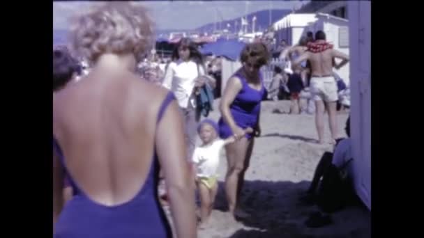 1958年6月 法国巴黎 带着这一怀旧的镜头 沿着回忆的小巷走去 这段回忆是20世纪50年代孩子们在海滩度过的一天 — 图库视频影像
