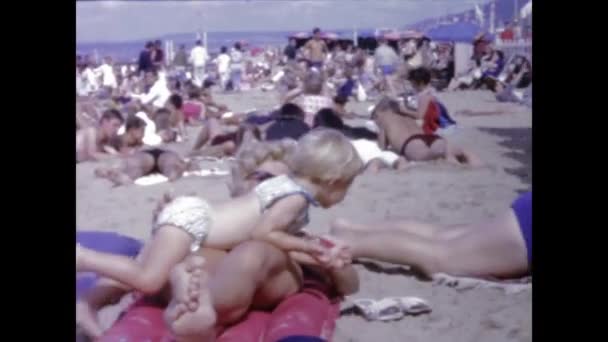 1958年6月 法国巴黎 20世纪50年代 一位母亲和女儿在繁忙的海滩上玩耍的快乐场景 — 图库视频影像