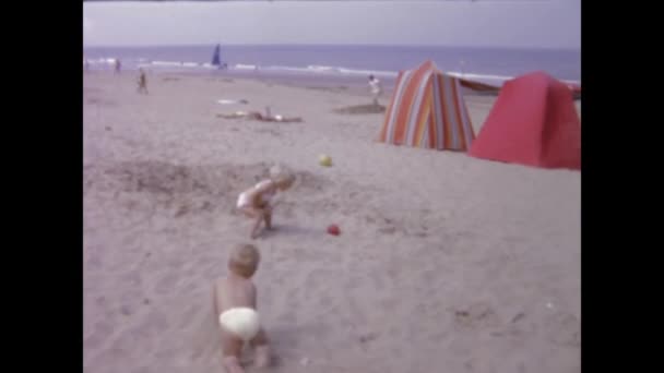 1958年6月 法国巴黎 带着这一怀旧的镜头 沿着回忆的小巷走去 这段回忆是20世纪50年代孩子们在海滩度过的一天 — 图库视频影像