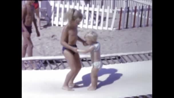 1958年6月フランス パリ1950年代のビーチで一日を楽しむ子供たちの懐かしい映像と記憶の車線を旅する — ストック動画