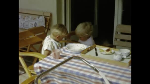 París Francia Junio 1958 Imágenes Vintage Niños Disfrutando Una Comida — Vídeo de stock