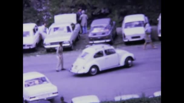 Morzine Francie Květen 1973 Ročník Záběrů Volkswagen Brouka Zaparkovaného Ulici — Stock video