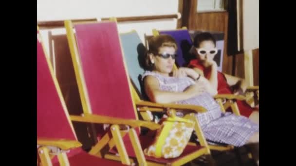 1968年6月 意大利巴勒莫 20世纪60年代 人们在游轮甲板上休息和晒日光浴的老式镜头 — 图库视频影像