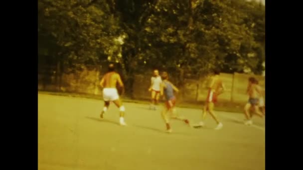Budapeszt Węgry Czerwiec 1970 Historyczne Nagranie Dzieci Ćwiczących Piłkę Nożną — Wideo stockowe