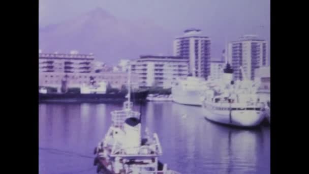 パレルモ イタリア1968年6月 1960年代のパレルモの賑やかな港を海の船から見たヴィンテージ映像 — ストック動画