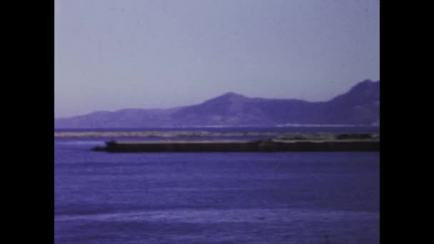 1968年6月 意大利巴勒莫 1960年代从海上一艘船上拍摄到的关于繁忙的巴勒莫港的古老镜头 — 图库视频影像