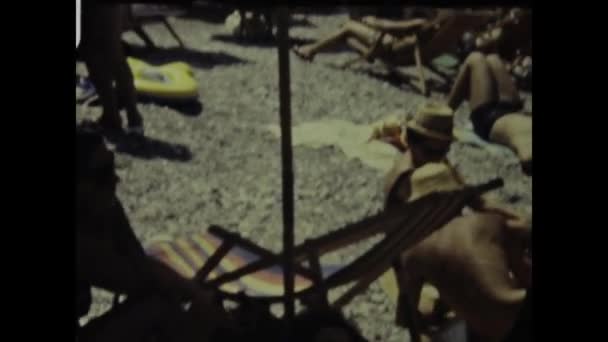1964年6月 意大利罗马 1960年代欢乐的人们在意大利海滩度假的精彩镜头 — 图库视频影像