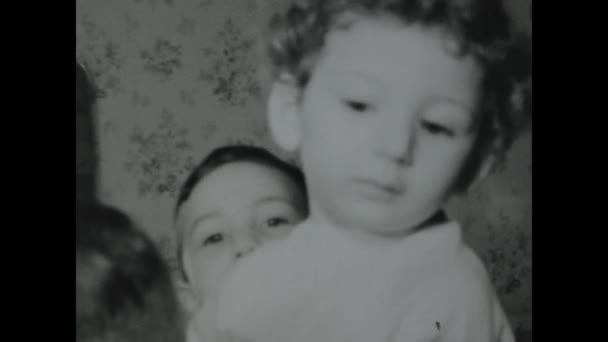 Rzym Włochy Czerwiec 1964 Nostalgiczny Czarno Biały Materiał Dzieciakami Bawiącymi — Wideo stockowe
