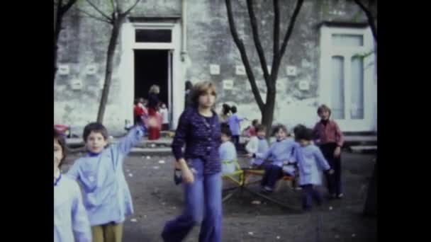 意大利罗马 1968年 幼儿在小学操场上享受户外玩耍的怀旧镜头 — 图库视频影像