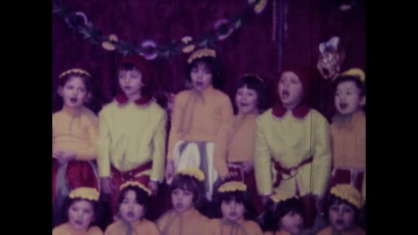 意大利罗马可能在1968年 迷人的视频捕捉了穿着服装和化妆的年轻学生 自豪地展示了他们在学校制作中的表演技巧 — 图库视频影像