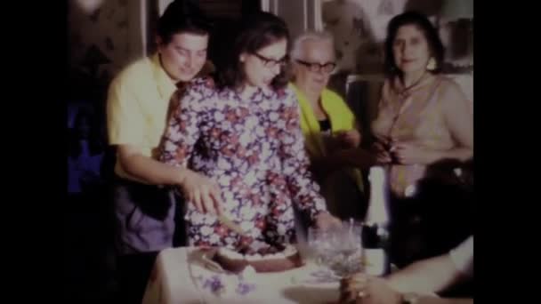 パレルモ イタリア1968年7月 1960年代のホームシーンで誕生日を祝う家族を撮影した懐かしいホームビデオ — ストック動画