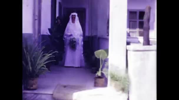 パレルモ イタリア1968年7月 花嫁が1960年代にウェディングドレスを試着し 興奮と期待を爆発させる魅力的なヴィンテージ映像 — ストック動画
