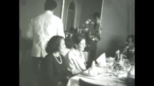 1968年3月 意大利罗马 20世纪60年代 孩子们在一家意大利餐馆用传统午餐庆祝他们的第一次圣餐的古老镜头 — 图库视频影像