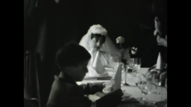 ローマ イタリア1968年3月 1960年代にイタリア料理店で伝統的なランチで最初の聖餐を祝う子供たちのヴィンテージ映像 — ストック動画