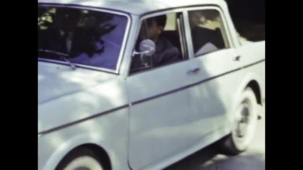 Řím Itálie Březen 1968 Ročník Záběry Sofistikovaného Muže Přijíždějícího Klasickém — Stock video