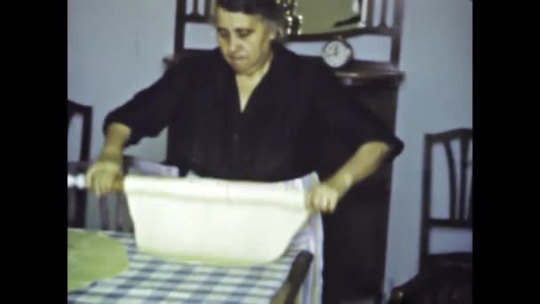 ローマ イタリア1968年3月 1960年代の家庭用キッチンで ロールピンでパスタ生地を転がすイタリア人女性の心温まるビデオ — ストック動画