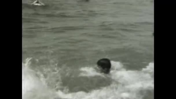 意大利那不勒斯1968年6月 将自己带入一个无忧无虑的时代 在这个古老的镜头中 欢乐的孩子们在海滨度假时在波浪中嬉戏 — 图库视频影像