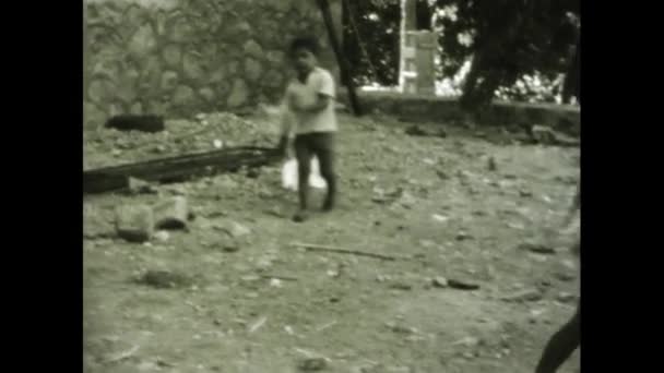Nápoles Itália Junho 1968 Esta Filmagem Histórica Captura Brincadeiras Infantis — Vídeo de Stock