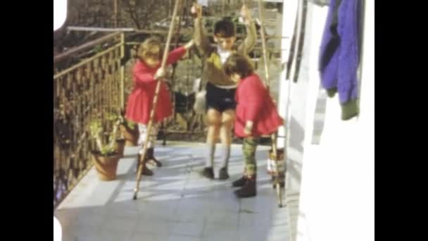 ローマ イタリア1968年6月 1960年代にイタリアのテラスでスイングする子供たちのこのヴィンテージの映像でのんきな日を思い出してください — ストック動画