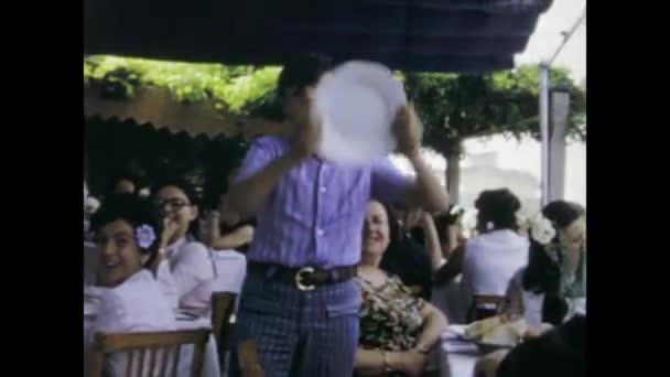 ローマ イタリア1968年6月 1960年代のイタリアの地中海料理店で屋外で食事を楽しむ人々のこのアーカイブ映像と時間を遡ります — ストック動画
