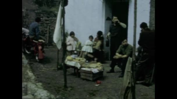 1968年6月イタリア ローマ1960年代の生活を振り返りながら 畑から休憩して土地で食事を楽しむ作業員のヴィンテージ映像をご覧ください — ストック動画