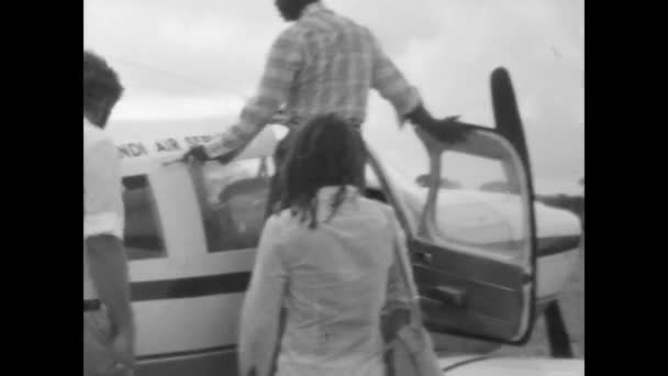 Mombasa Quênia Junho 1977 Filmagem Vintage Pessoas Embarcando Pequeno Avião — Vídeo de Stock
