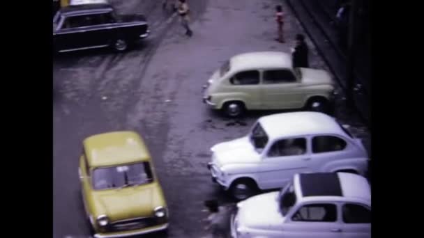 イタリア ナポリ1958年6月 1950年代の賑やかなナポリ広場の鳥の目の景色 車や群衆が一日を過ごしています — ストック動画