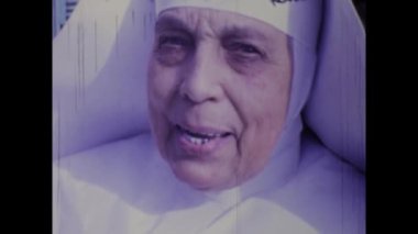 Napoli, İtalya Haziran 1968: 1960 'larda katolik bir rahibenin güzel bir yakın plan portresini içeren klasik bir video.