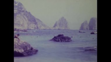 Napoli, İtalya Haziran 1968: 1960 'larda deniz kenarında bir aile tatilinin mutlu anlarını anımsayın, güneş ışığı, gülümseme ve rahatlama dolu..