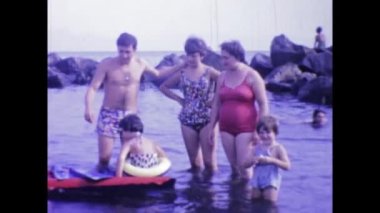 Napoli, İtalya Haziran 1968: 1960 'larda aileleri ve arkadaşlarıyla plajdaki yaz eğlencesine nostaljik bir bakış.