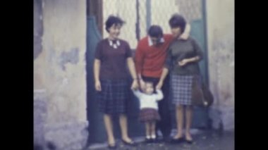 Napoli, İtalya Haziran 1968: İtalyan bir ailenin klasik görüntüleri, 1960 'lardaki günlük yaşamlarını ve özel anlarını gözler önüne seriyor.