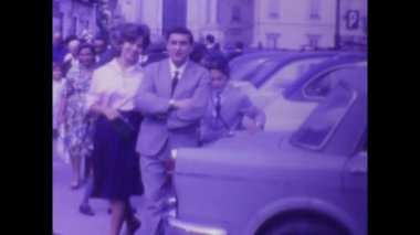 Napoli, İtalya Haziran 1968: 1960 'larda şehir dışında birlikte zaman geçiren bir grup insanın, muhtemelen aile üyelerinin nostaljik ev videosu.