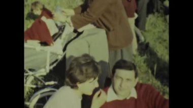 Napoli, İtalya Haziran 1968: Baharda yemyeşil alanlarda kaliteli zaman geçiren mutlu bir ailenin yürek ısıtan bir videosu.