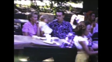 Tampa, ABD Mayıs 1949: 1940 'larda büyük bir aileyle açık havada yapılan pikniğin klasik görüntüleri.