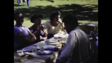 Tampa, ABD Mayıs 1949: 1940 'larda büyük bir aileyle açık havada yapılan pikniğin klasik görüntüleri.