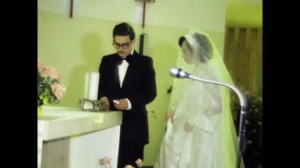 1958年 意大利那不勒斯 20世纪50年代在教堂举行的传统意大利婚礼的古老镜头 — 图库视频影像